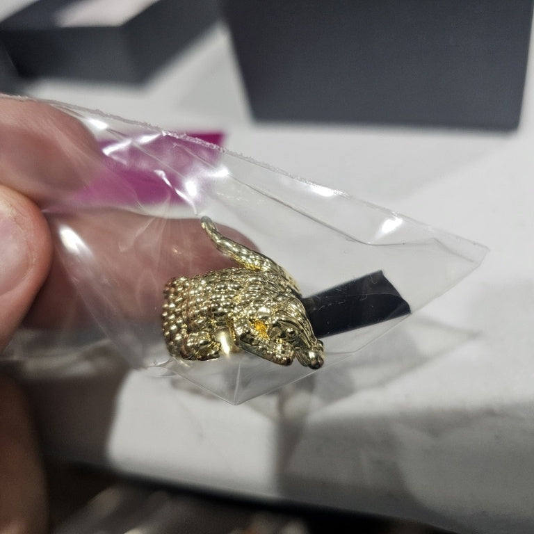 $60 Bellezza Bronze Textured Crocodile Ring sz 5 New Bellezza Bronze Textured Crocodile Ring Styled with ring stacks or worn as a solo statement look, Bellezza's crocodile band comes through with the elegant, Italian-inspired edge. Snap up a fabulously f