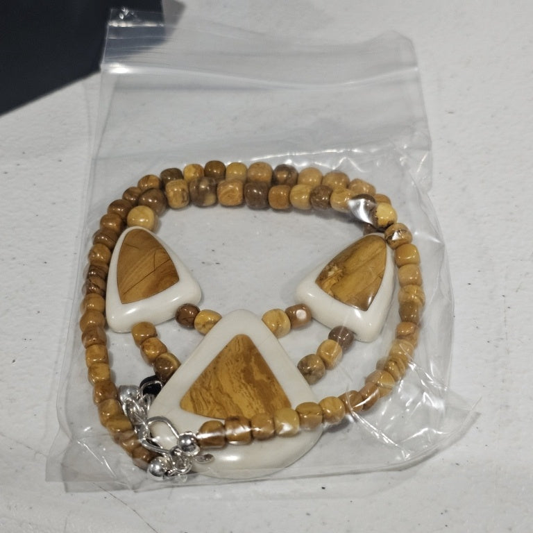 $120 Jay king peach mountain chalcedony quartz cal New This stunning necklace features peach mountain chalcedony and quartz calcite, expertly crafted by Jay King. The design highlights a beautiful arrangement of triangular and rounded bead shapes, showca