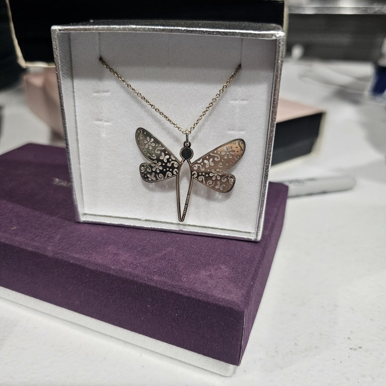 $50 Tanya moss picado dragonfly pendant 870984  New This elegant Tanya Moss Picado Dragonfly Pendant features intricate filigree detailing that beautifully showcases the design of the dragonfly. The pendant is complemented by a delicate chain, enhancing