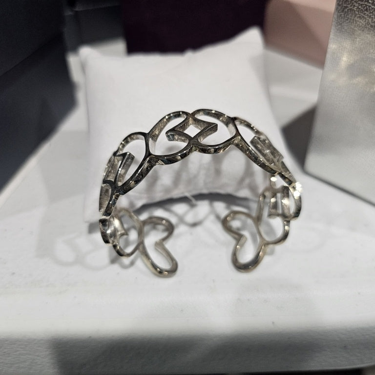 $420 Tanya moss classic butterfly cuff bracelet sm 870958  New This stunning Tanya Moss classic butterfly cuff bracelet features an elegant design crafted from sterling silver. The bracelet showcases a unique butterfly motif, combining grace and style. D