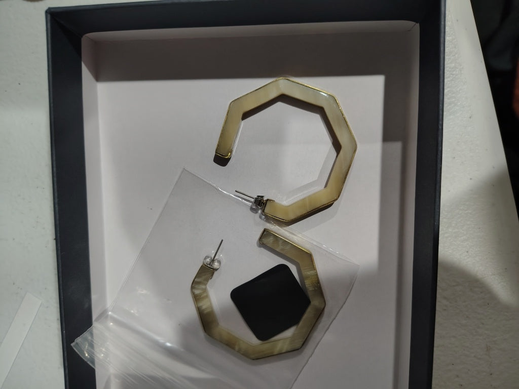$27 Fraire chai hoops earrings 901322 New $27 Fraire chai hoops earrings These Fraire chai hoops earrings feature a chic design perfect for any occasion. Crafted with attention to detail, they add a touch of elegance to your jewelry collection. The earri